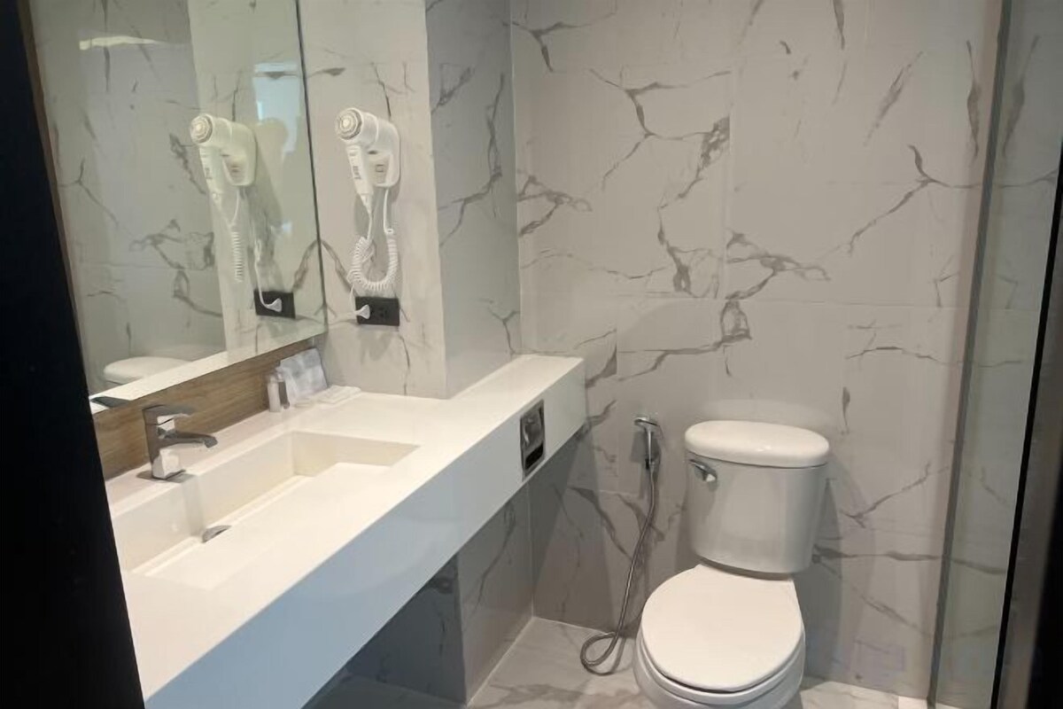 Salle de bain | Douche, séchoir à cheveux, peignoirs, pantoufles