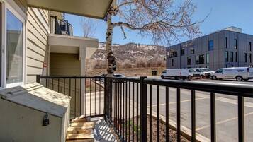 Condo, 2 Bedrooms | Property grounds