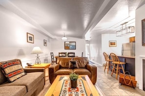 Appart'hôtel, 2 chambres | Coin séjour | TV connectée