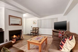 公寓式客房, 2 间卧室 | 起居区 | 智能电视