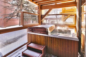 Condo, 3 habitaciones | Tina de hidromasaje al aire libre