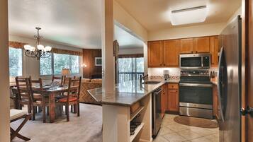 Privat køkken | Køleskab, kaffe-/temaskine, brødrister