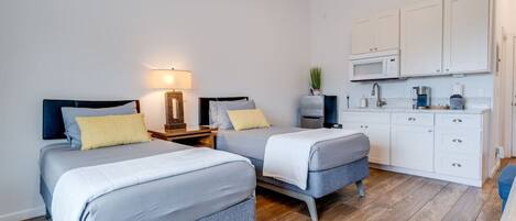 1 chambre, bureau, fer et planche à repasser, lit parapluie