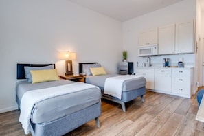 1 camera, una scrivania, ferro/asse da stiro, culla da viaggio