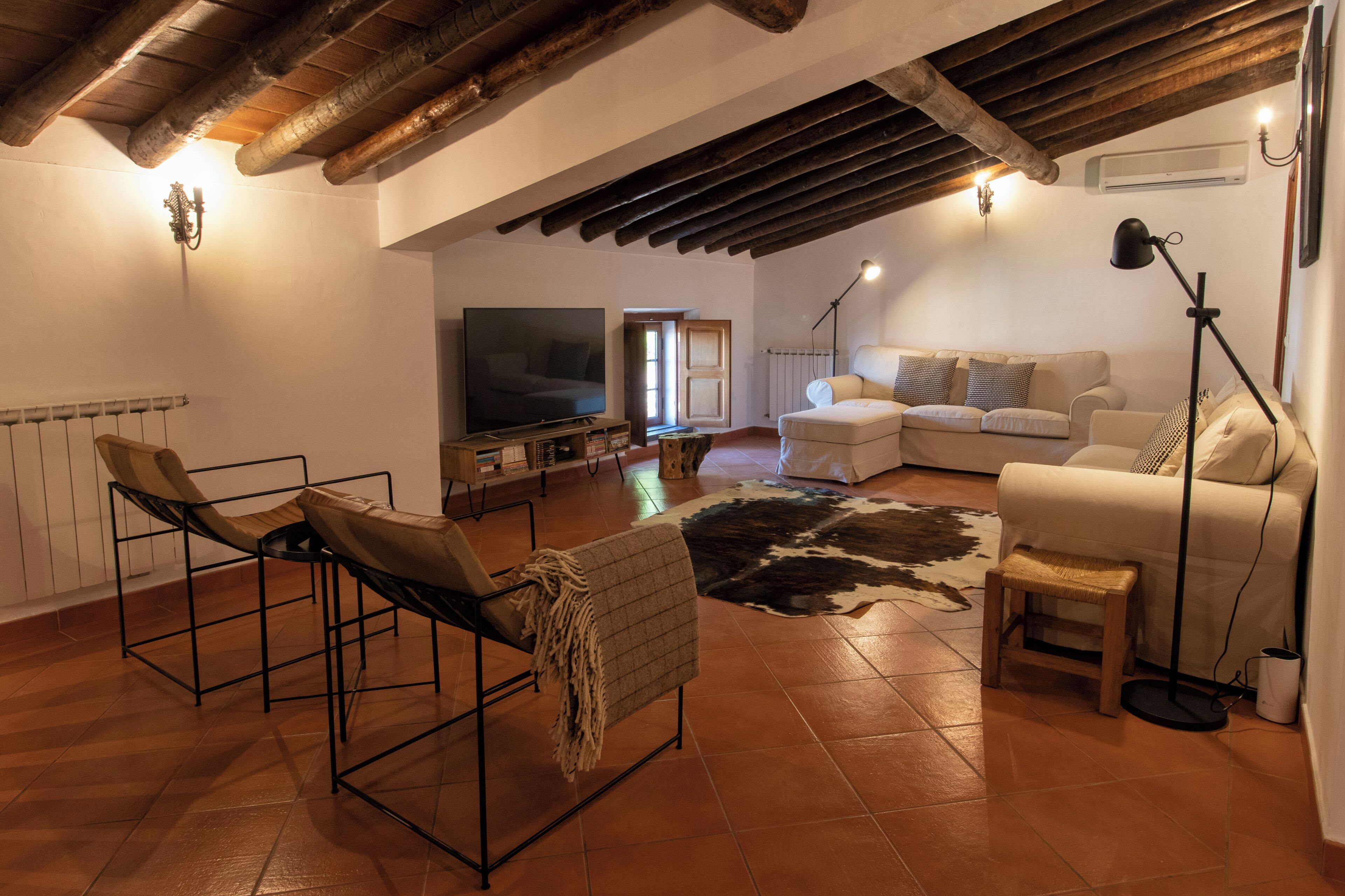 Een smart-tv en een open haard