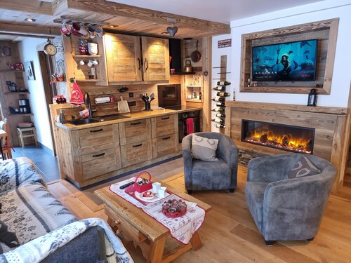 COURCHEVEL Ski in, ski out, cosy & comfortable village center 3*, France