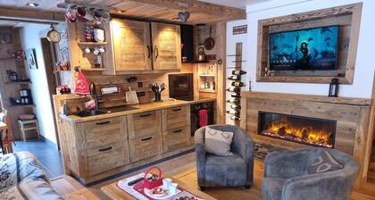 COURCHEVEL Ski in, ski out, cosy & comfortable village center 3*, France