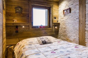 3 bedrooms, travel crib, free WiFi, bed sheets - COURCHEVEL Ski in, ski out, cosy & comfortable village center 3*, France (Courchevel)