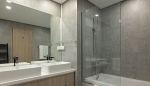 Deluxe Apartment | Bathroom