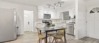 Modern & Comfy ~ 15mins to Downtown ~ Queen Beds!
