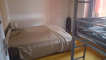 2 chambres, fer et planche à repasser, lit parapluie