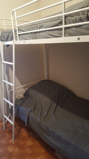 2 habitaciones, tabla de planchar con plancha y cuna de viaje 