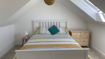 3 bedrooms, travel cot, free WiFi, bed sheets