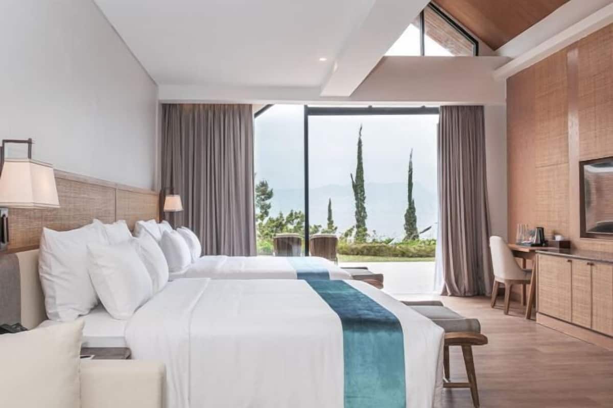 1 bedroom, premium bedding, desk, laptop workspace