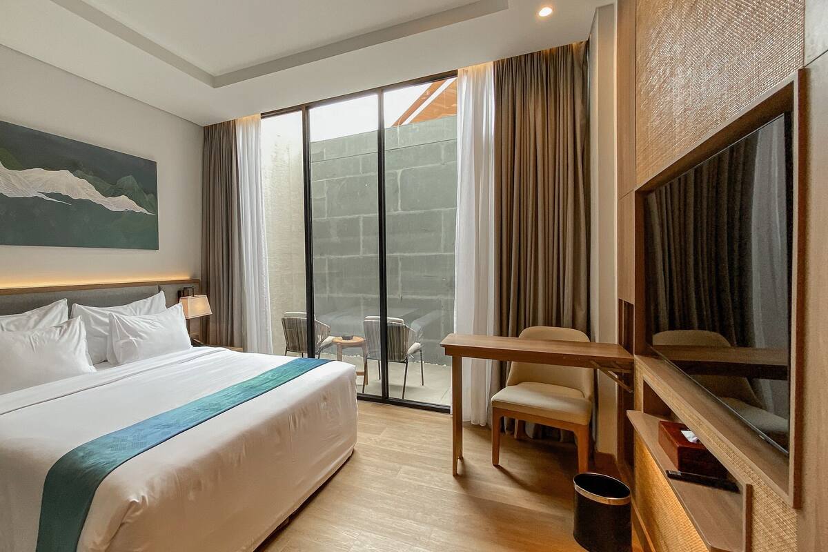 Deluxe King Terrace | 高档床上用品、办公桌、免费 WiFi、床单