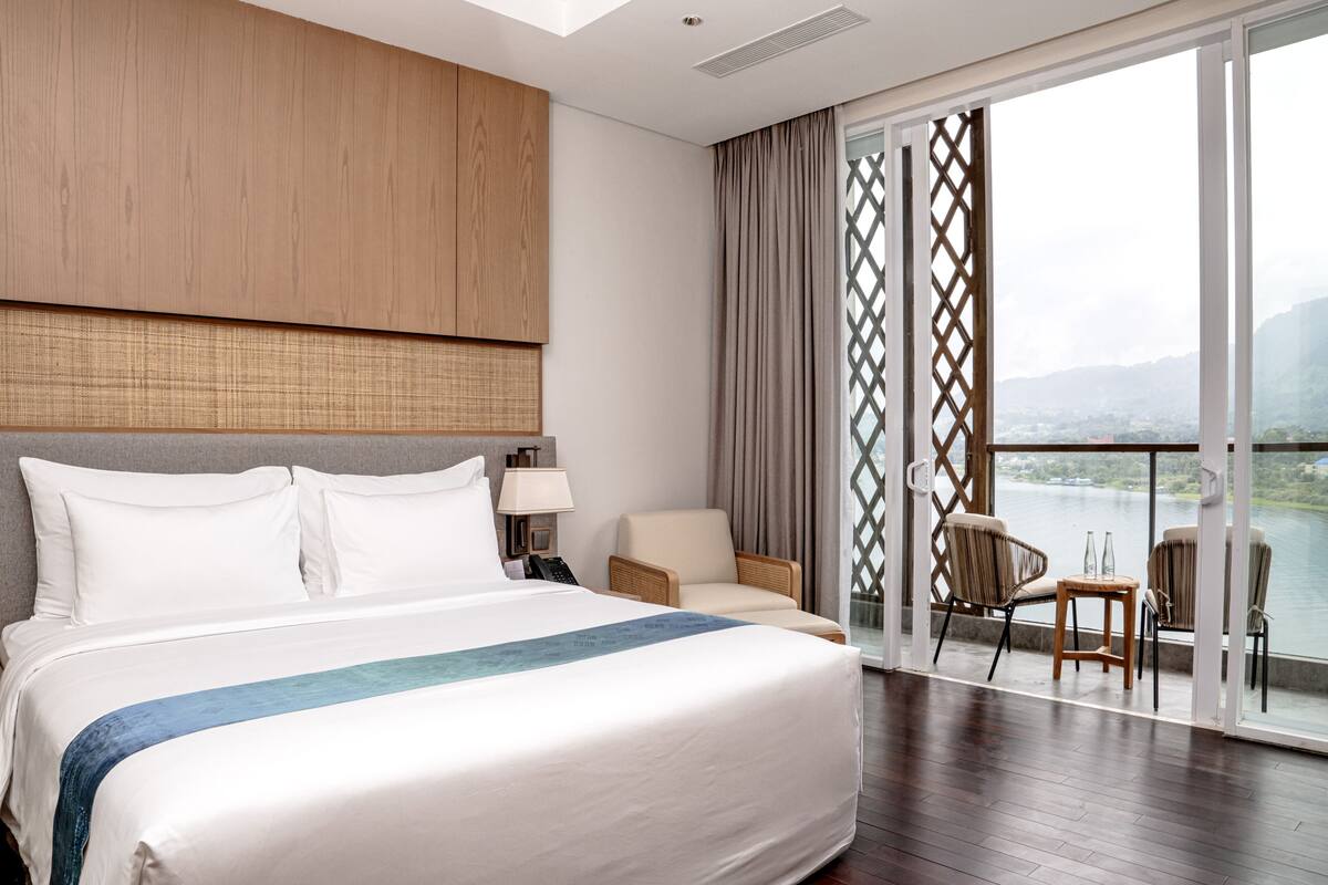 Suites Lake View Room | 高档床上用品、办公桌、免费 WiFi、床单