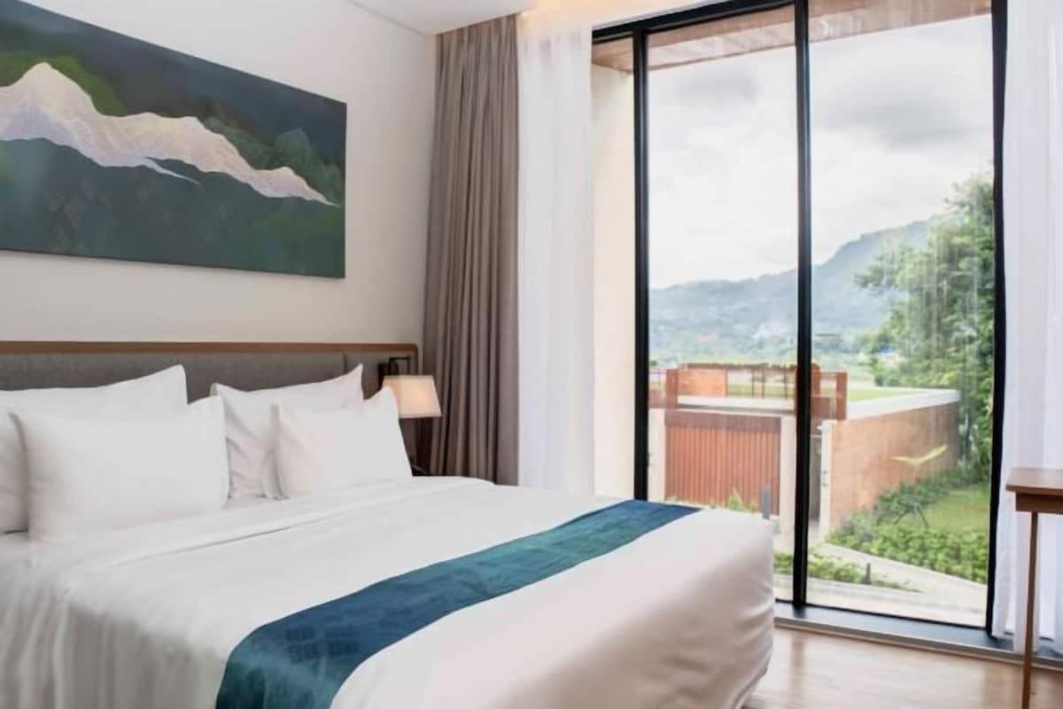 1 bedroom, premium bedding, desk, laptop workspace