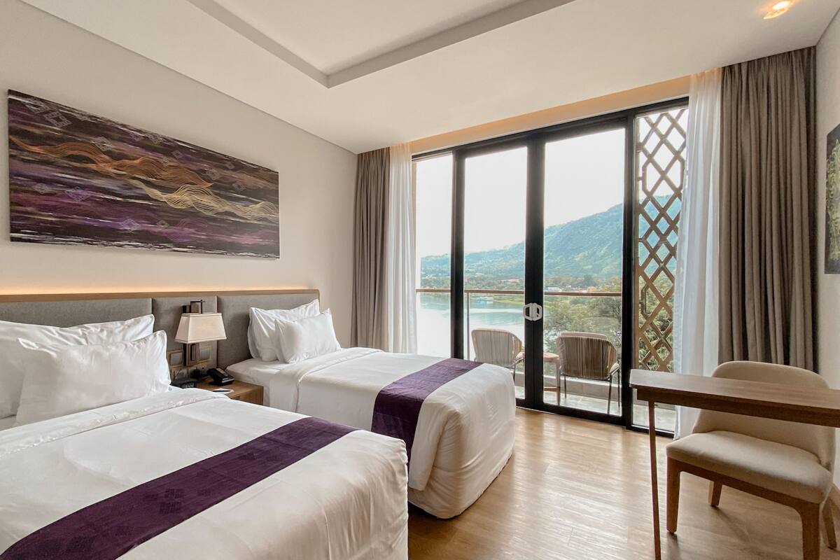 Grand Deluxe Twin Lake | 高档床上用品、办公桌、免费 WiFi、床单