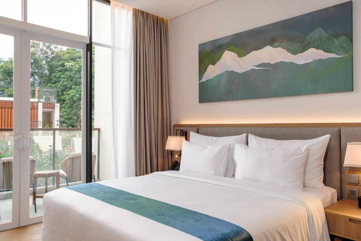 Deluxe King Terrace Garden | 高档床上用品、办公桌、免费 WiFi、床单