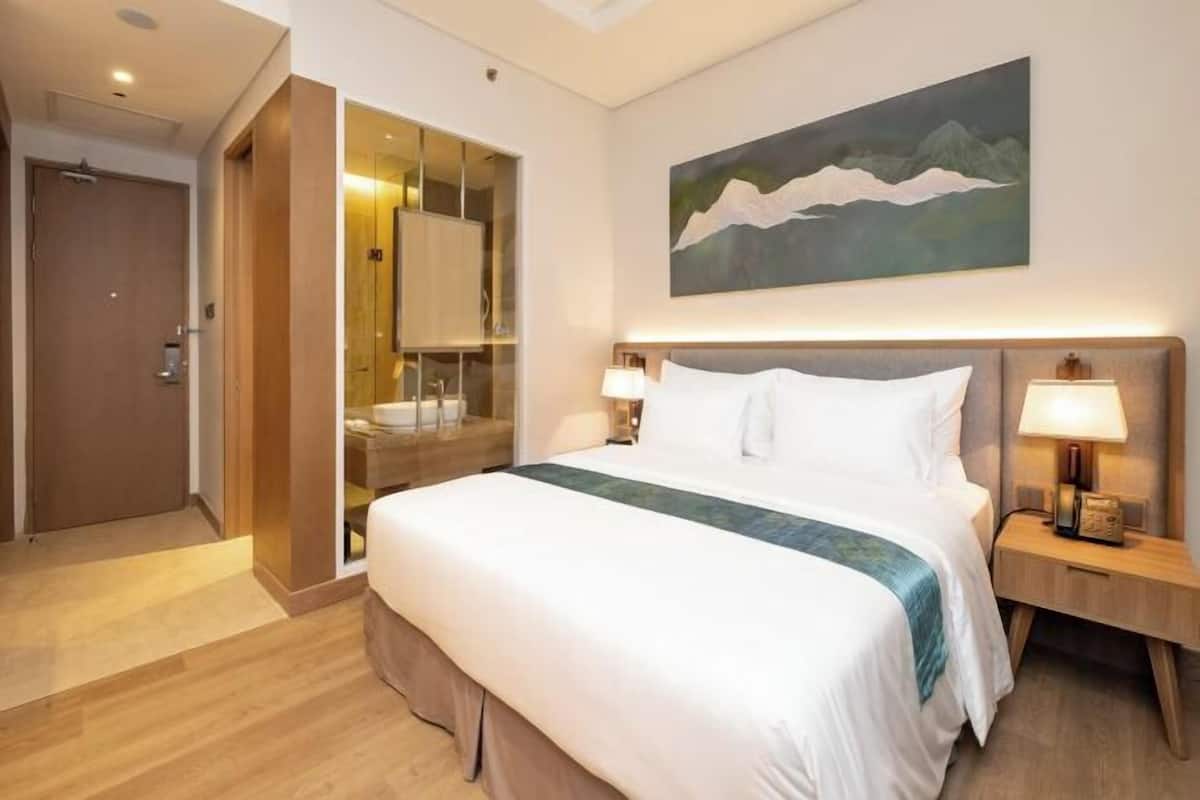 1 bedroom, premium bedding, desk, laptop workspace