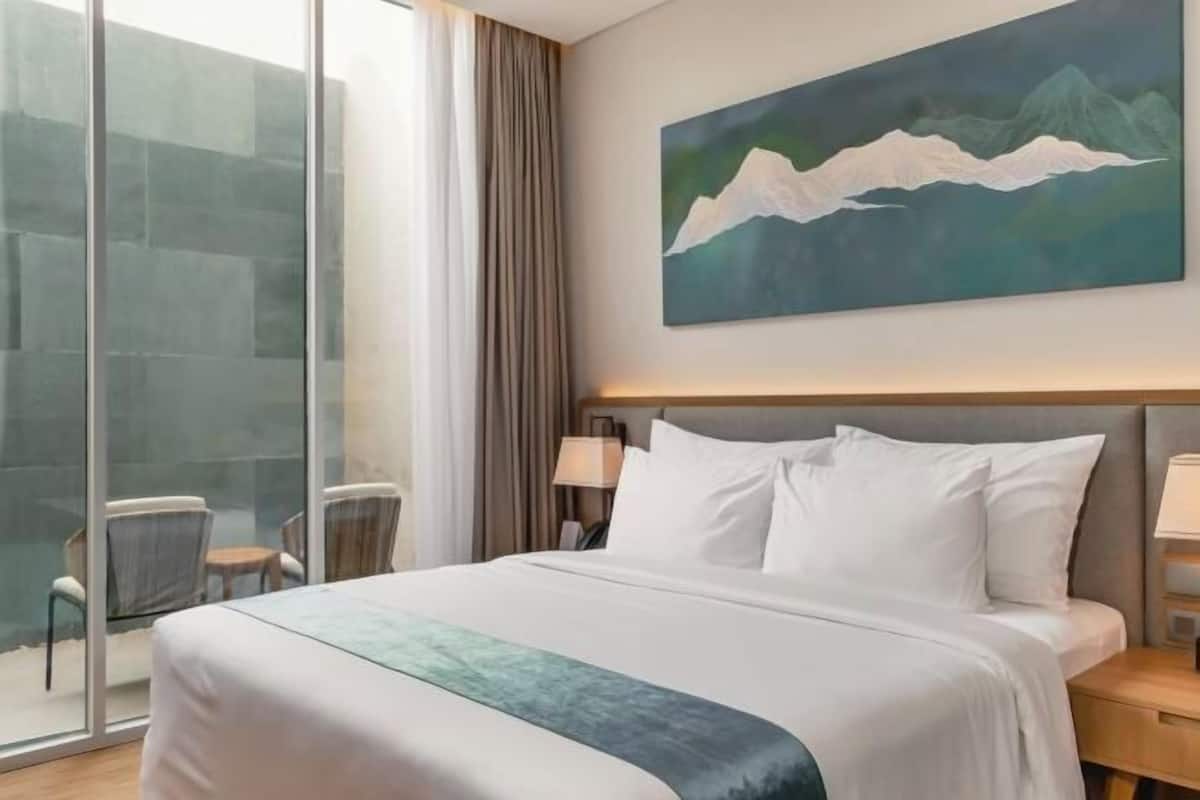 1 bedroom, premium bedding, desk, laptop workspace