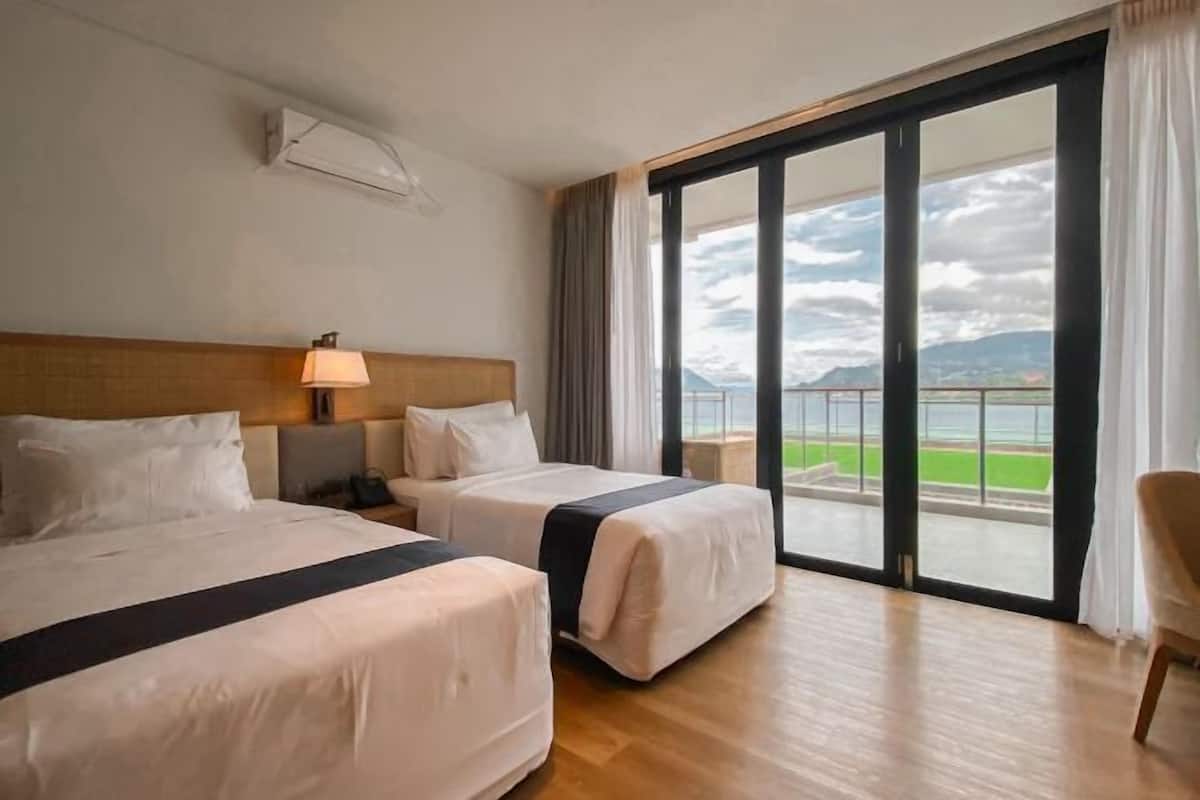 1 bedroom, premium bedding, desk, laptop workspace