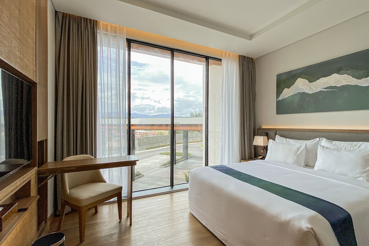 Deluxe King Front View | 1 bedroom, premium bedding, desk, laptop workspace