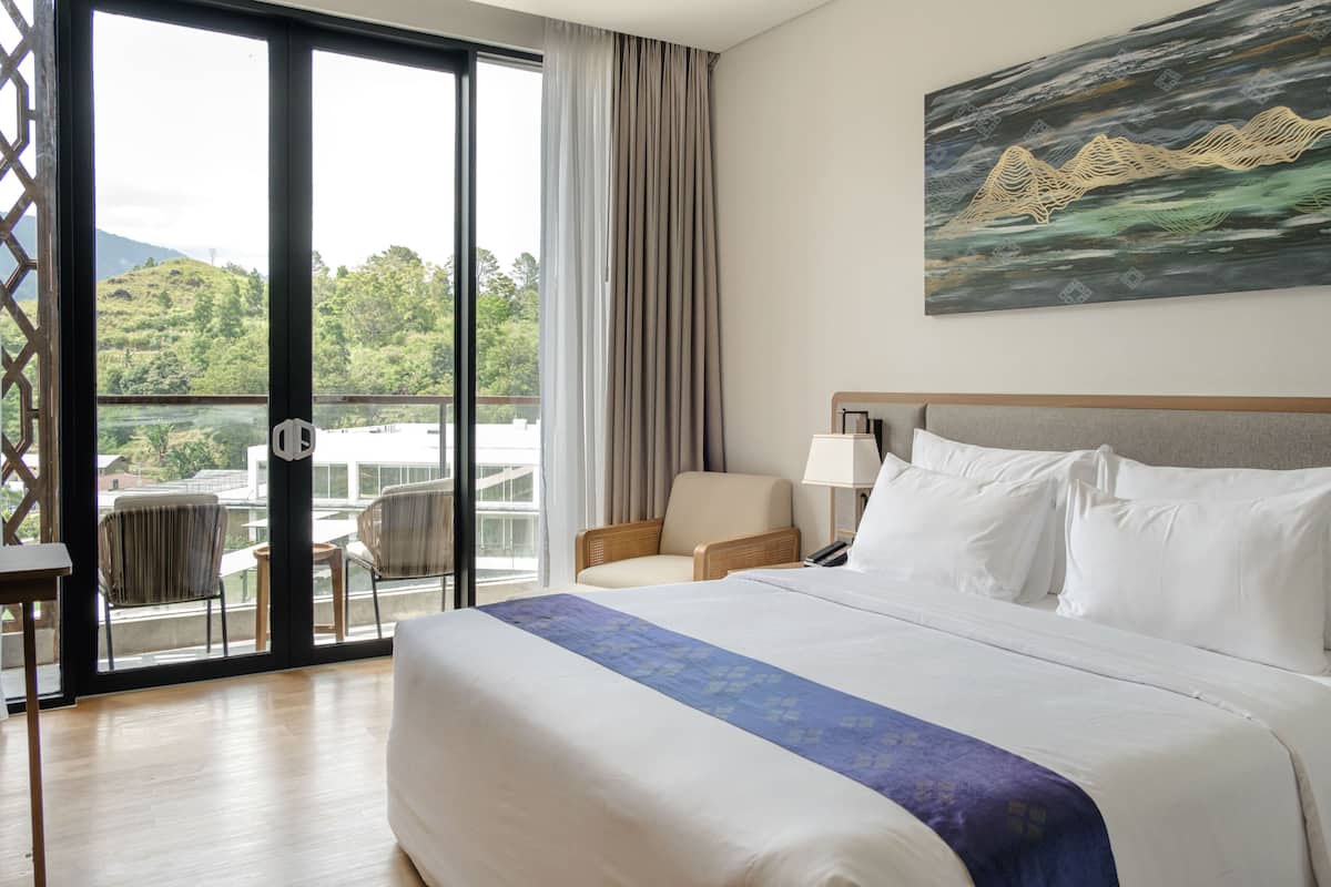 Grand Deluxe King Mountain | 1 bedroom, premium bedding, desk, laptop workspace