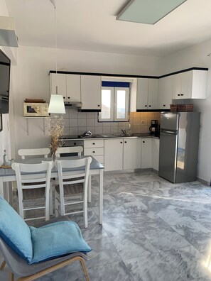 Kühlschrank, Mikrowelle, Ofen, Wasserkocher mit Kaffee-/Teezubehör