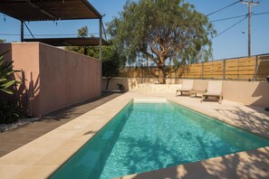 Seasonal outdoor pool, pool umbrellas, sun loungers - Villa Merlin (Chania)