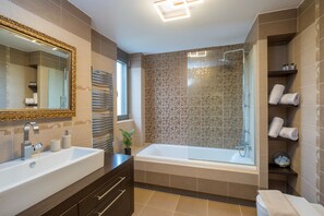 Deluxe Villa, 4 Bedrooms | Bathroom