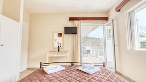 Standard Double Room | In-room safe, blackout drapes, soundproofing, free WiFi - Akrotopi Apartments (Nafplio)
