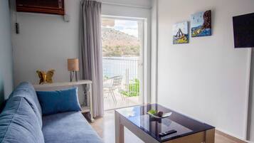 Comfort Apartment | Ruang tamu | TV LCD