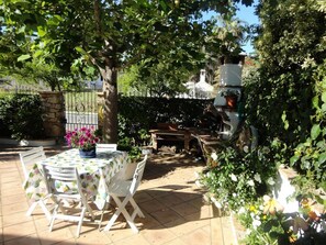 Outdoor dining - Traditional Sardinian semi-basement tavern - 5 min from the sea in Ogliastra (Girasole)