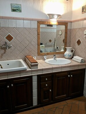 Regadera, secadora de cabello, bidet, toallas 
