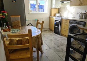 Fridge, microwave, oven, electric kettle - Private double room in a ahare flat available in East London (London)