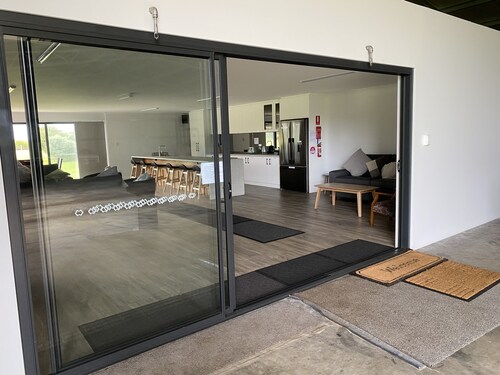 Beachfront access - room for boats