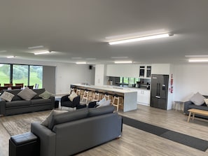Interior - Beachfront access - room for boats (Eight Mile Creek)