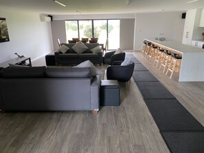 Smart-TV, bordtennis og stereoanlegg