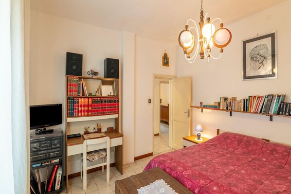 Unclassified image, 1 of 39, button