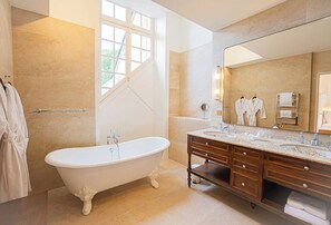 Junior Suite Chateau | Baño | Secador de pelo, albornoces, zapatillas y toallas