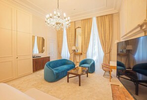 Chambre Deluxe Château | 起居区 | 90-英寸纯平电视（配备卫星频道）、电视、Netflix