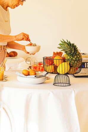 Desayuno continental diario (EUR 20 por persona)