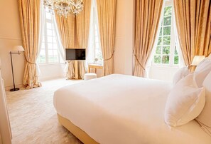 Chambre Deluxe Château | Premium bedding, minibar, in-room safe, individually decorated - Chateau de Noirieux (Briollay)