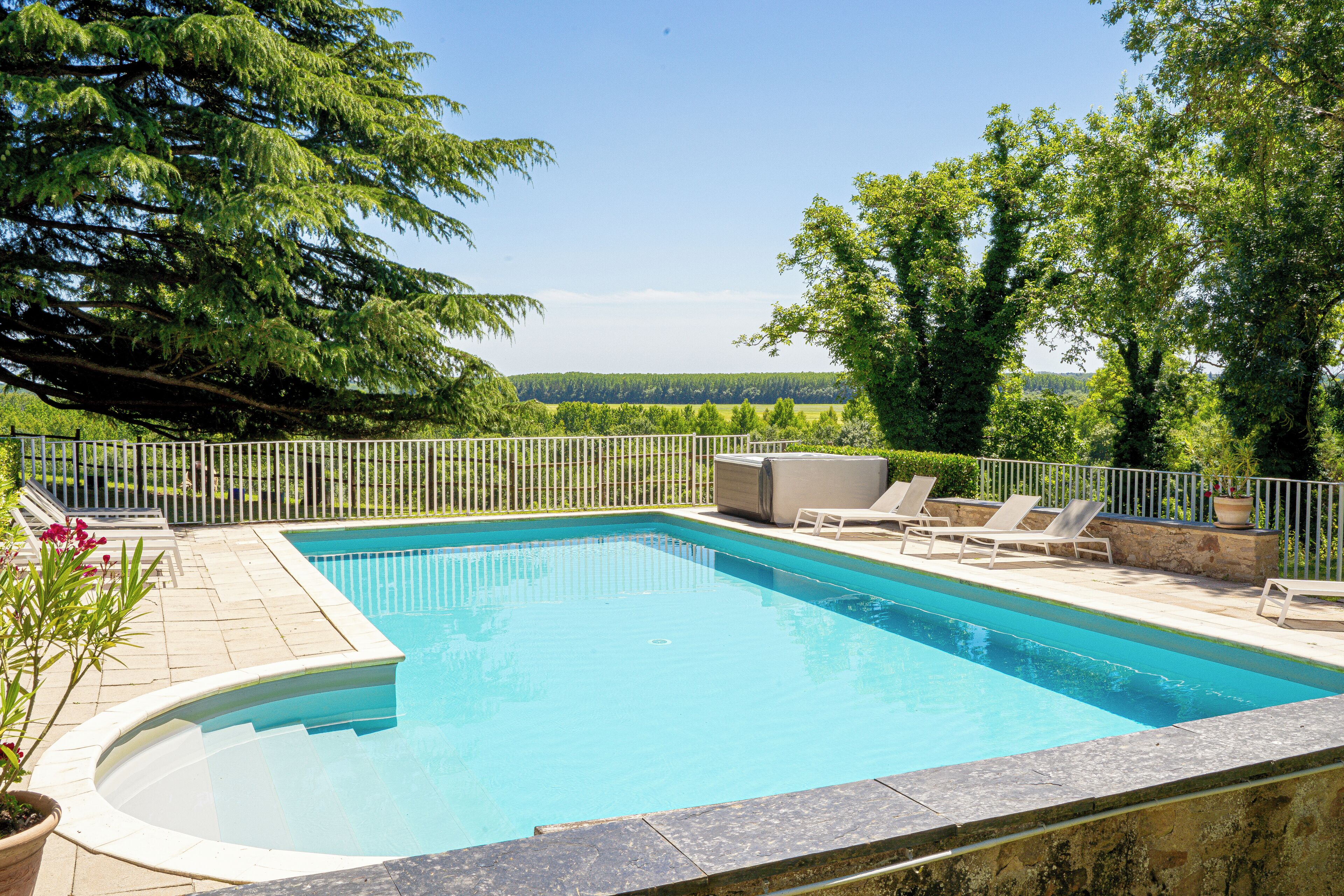 季节性开放的室外游泳池，08:00 至 20:00 开放，池畔遮阳伞，日光浴躺椅