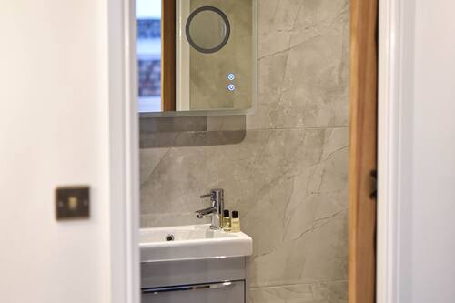 Basic Double Room | Bathroom