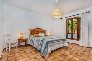 4 makuuhuonetta, tallelokero huoneessa, silitysrauta/-lauta