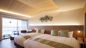 Een ruime slaapkamer met een groot bed, een balkon met tuinmeubilair, en een modern plafondontwerp.