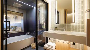 Habitación Deluxe doble, sauna | Baño | Ducha y bañera combinadas y artículos de higiene personal gratuitos
