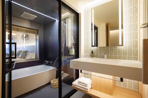 Deluxe Double Room, Sauna | Bathroom | Combined shower/tub, free toiletries, hair dryer, slippers - Gion Elite Terrace (Kyoto)
